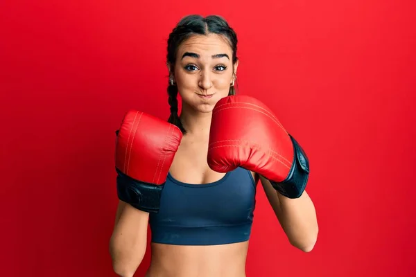Chica Morena Joven Usando Guantes Boxeo Hinchando Mejillas Con Cara — Foto de Stock