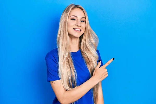 Młoda Piękna Kaukaska Kobieta Noszenie Casual Niebieski Koszulka Uśmiech Wesoły — Zdjęcie stockowe