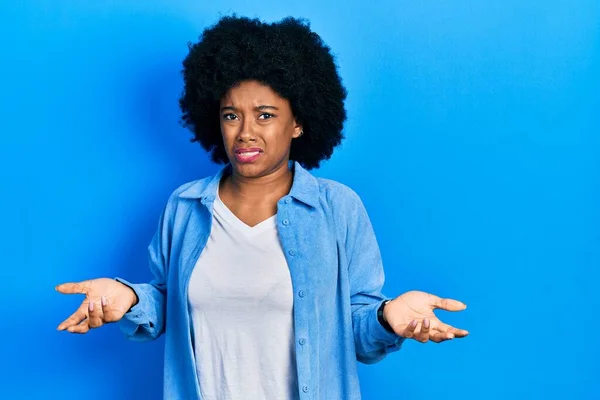 Jovem Afro Americana Vestindo Roupas Casuais Sem Noção Confuso Com — Fotografia de Stock