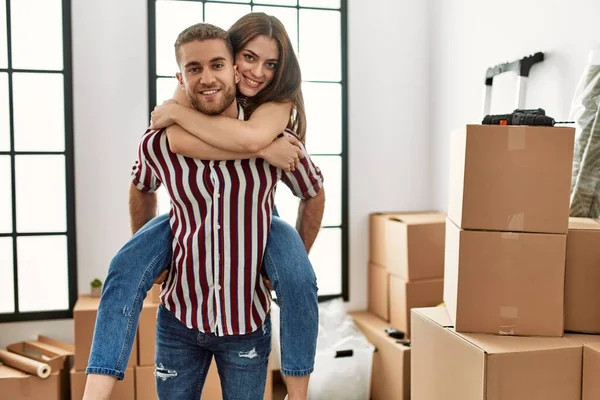 Young Caucasian Man Holding Woman His Back New Home — Stock Photo, Image