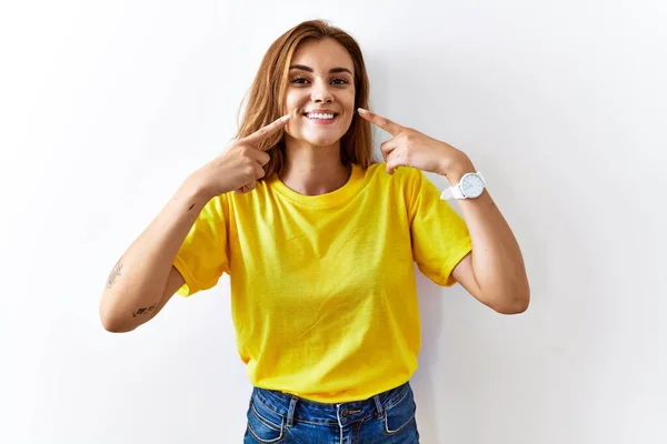 Young Brunette Woman Standing Isolated Background Smiling Open Mouth Fingers — Stockfoto