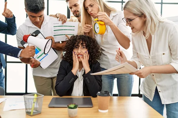 Grupo Empresários Gritando Para Parceiro Estressado Escritório — Fotografia de Stock