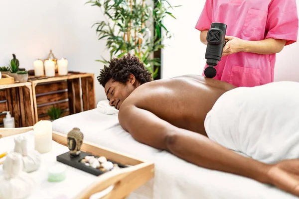 Jeune Homme Afro Américain Ayant Massage Centre Beauté — Photo