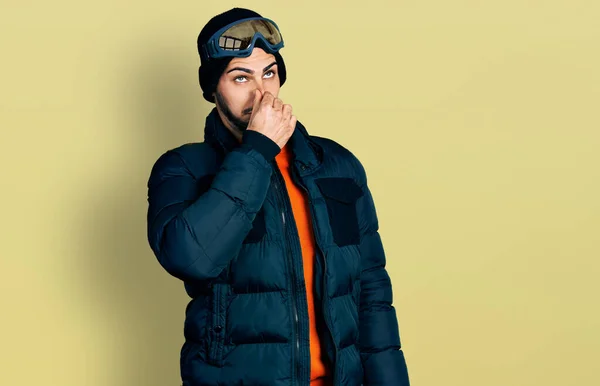 Jeune Homme Hispanique Barbu Portant Des Vêtements Neige Des Lunettes — Photo