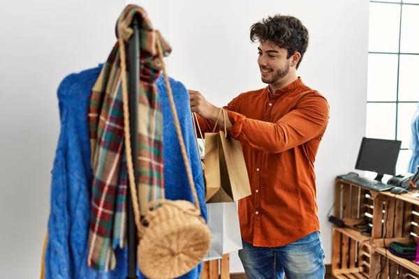 Jovem Hispânico Cliente Homem Sorrindo Feliz Escolher Roupas Loja Roupas — Fotografia de Stock