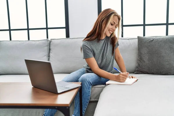 Молода Біла Дівчина Використовує Ноутбук Сидячи Дивані Вдома — стокове фото