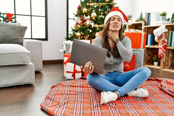 Mujer Latina Joven Usando Portátil Sentado Junto Árbol Navidad Tocando — Foto de Stock