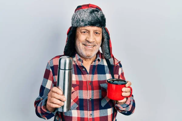 Όμορφος Ώριμος Πολυτεχνίτης Χειμερινό Καπέλο Αφτιά Που Πίνει Ζεστό Καφέ — Φωτογραφία Αρχείου