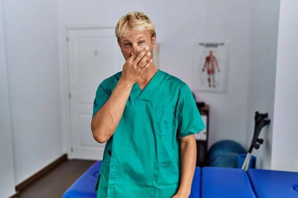 Jonge Blonde Man Kinesitherapeut Uniform Die Kliniek Staat Iets Stinkt — Stockfoto