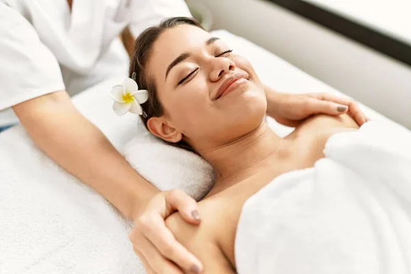 Giovane Donna Latina Rilassata Con Massaggio Alle Spalle Centro Bellezza — Foto Stock
