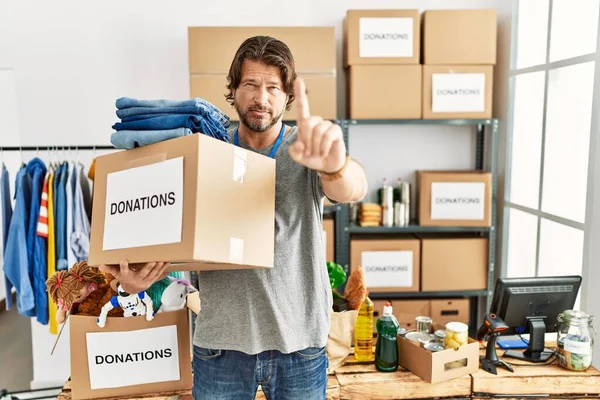 Guapo Hombre Mediana Edad Sosteniendo Caja Donaciones Para Caridad Puesto — Foto de Stock