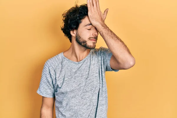 Bonito Homem Hispânico Vestindo Camisa Cinza Casual Surpreso Com Mão — Fotografia de Stock
