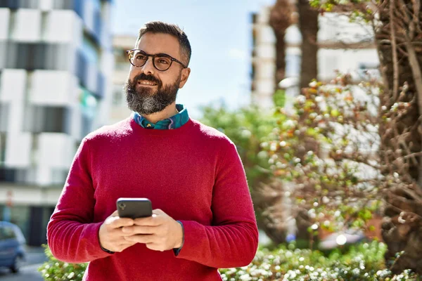 Jonge Spaanse Uitvoerende Man Glimlacht Gelukkig Met Behulp Van Smartphone — Stockfoto