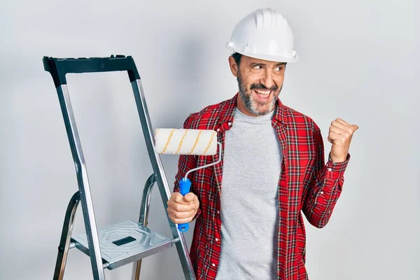 Homem Pintor Hispânico Meia Idade Segurando Rolo Usando Escada Apontando — Fotografia de Stock