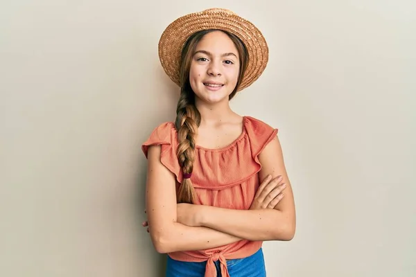 Bella Bruna Bambina Indossa Cappello Estivo Volto Felice Sorridente Con — Foto Stock