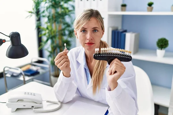 Hermosa Mujer Dentista Que Compara Los Dientes Blanqueamiento Relajado Con — Foto de Stock