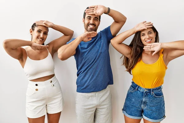 Skupinka Mladých Hispánců Kteří Stojí Nad Osamělým Pozadím Vesele Usmívají — Stock fotografie