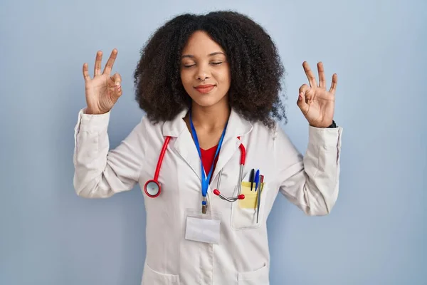 Junge Afrikanisch Amerikanische Frau Arztuniform Und Stethoskop Entspannt Und Lächelnd — Stockfoto