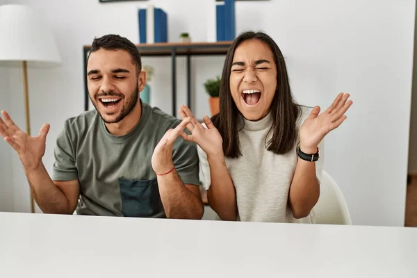 Jeune Couple Latin Portant Des Vêtements Décontractés Assis Sur Table — Photo