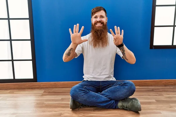 Roodharige Man Met Lange Baard Zit Vloer Lege Kamer Tonen — Stockfoto