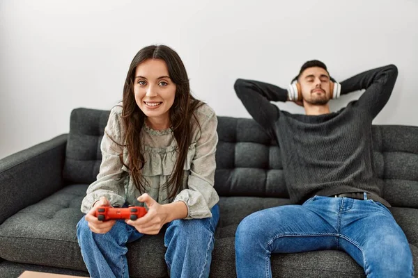 Fiatal Spanyol Házaspár Videojátékozik Zenét Hallgat Otthon — Stock Fotó