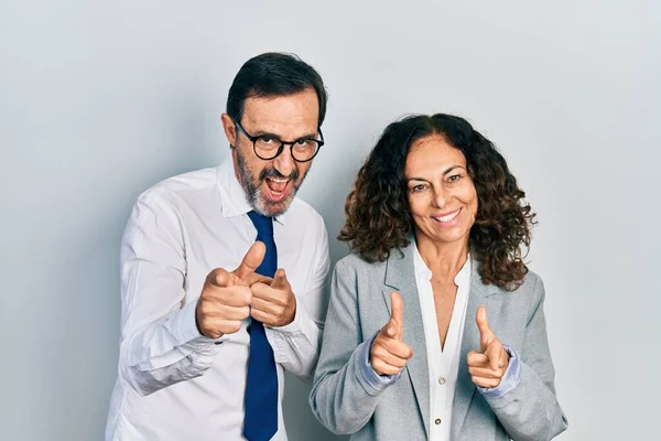 Pareja Mediana Edad Mujer Hispana Hombre Con Uniforme Oficina Negocios —  Fotos de Stock