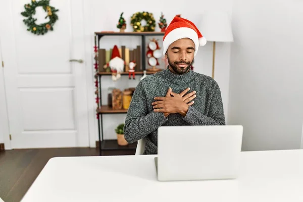 Junge Hispanische Mann Mit Bart Trägt Weihnachtsmütze Mit Laptop Lächelnd — Stockfoto