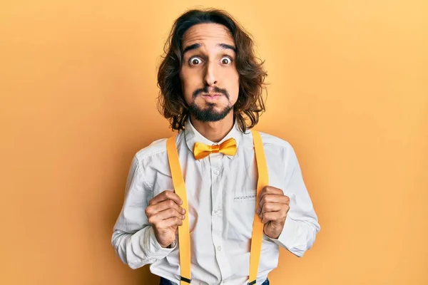 Homem Hispânico Jovem Vestindo Hipster Elegante Olhar Bochechas Inchadas Com — Fotografia de Stock