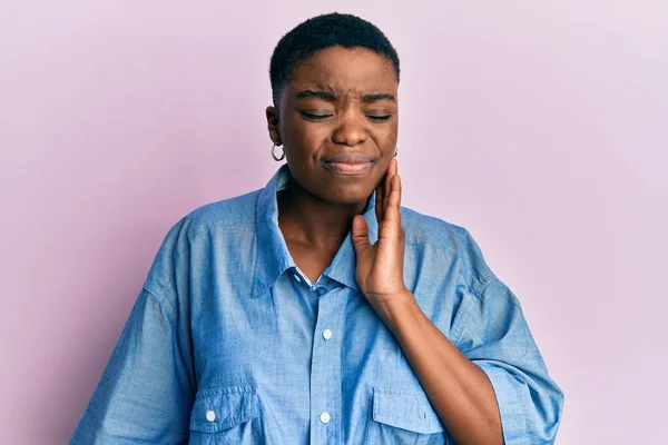 Jonge Afro Amerikaanse Vrouw Draagt Casual Kleding Aanraken Mond Met — Stockfoto