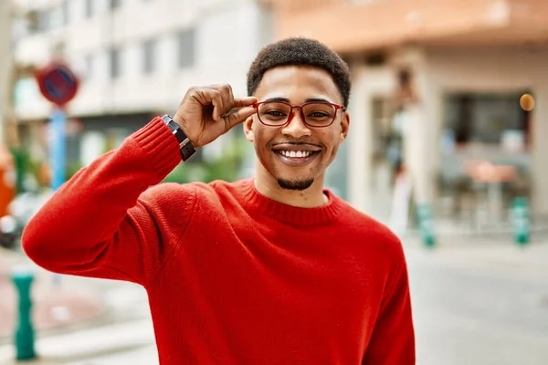 Snygg Afrikansk Amerikansk Man Utomhus Håller Glasögon — Stockfoto