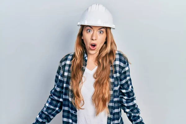 Mimar Şapkası Takan Genç Beyaz Kadın Şaşıracak Şekilde Ağzı Açık — Stok fotoğraf