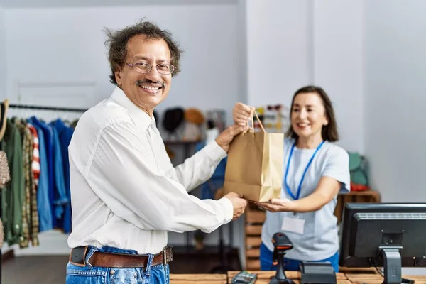 Homem Mulher Meia Idade Sorrindo Confiante Segurando Saco Compras Loja — Fotografia de Stock