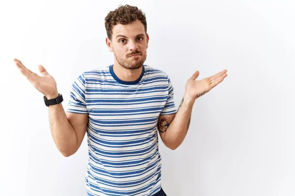 Bonito Jovem Sobre Fundo Isolado Expressão Indolente Confuso Com Braços — Fotografia de Stock