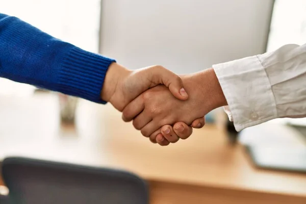 女性の手はオフィスで握手と契約を結ぶ — ストック写真