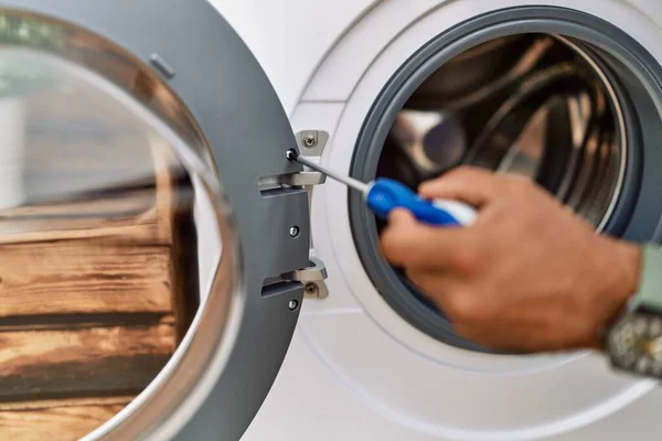 Ung Arab Man Bär Tekniker Uniform Reparera Tvättmaskin Tvättstuga — Stockfoto