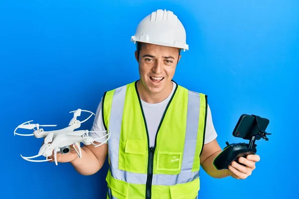 Bonito Jovem Vestindo Segurança Duro Usando Drone Controle Sorrindo Rindo — Fotografia de Stock