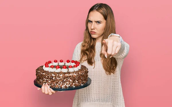 Young Blonde Woman Celebrating Birthday Holding Big Chocolate Cake Pointing — Stock Photo, Image