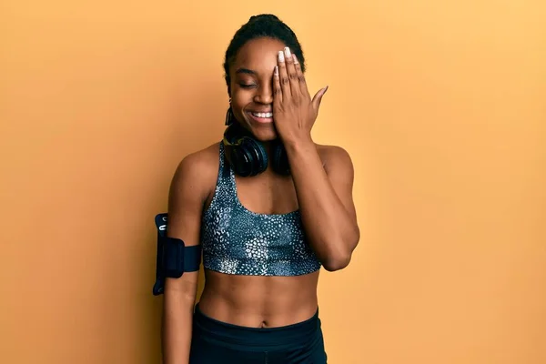 Mulher Afro Americana Com Cabelo Trançado Vestindo Roupas Esportivas Braçadeira — Fotografia de Stock