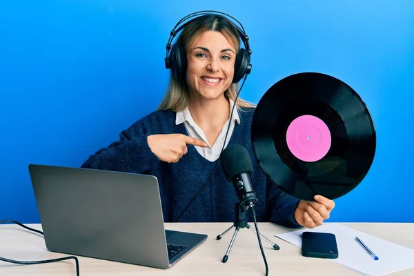 Junge Kaukasische Frau Die Radiostudio Arbeitet Hält Schallplatte Der Hand — Stockfoto