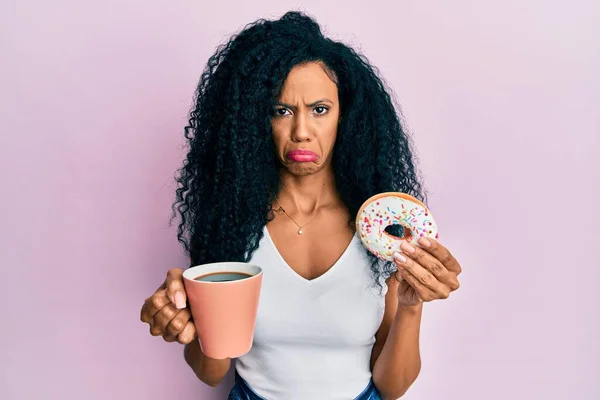 Afro Amerikaanse Vrouw Van Middelbare Leeftijd Die Donut Eet Koffie — Stockfoto