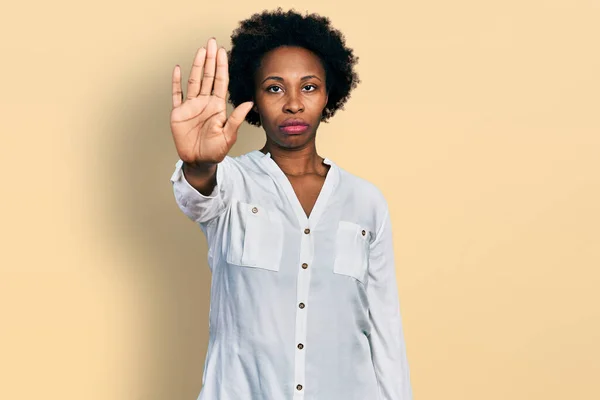 Afroamerikanerin Mit Afro Haaren Trägt Lässiges Weißes Shirt Und Singt — Stockfoto