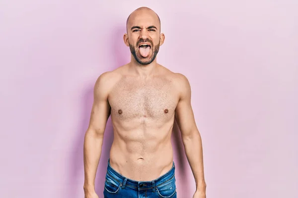 Junger Glatzköpfiger Mann Der Hemdslos Die Zunge Herausstreckt Glücklich Mit — Stockfoto