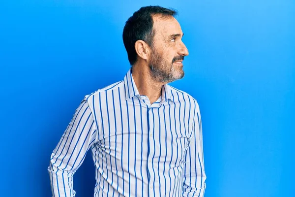 Hombre Hispano Mediana Edad Vistiendo Ropa Casual Mirando Hacia Otro — Foto de Stock
