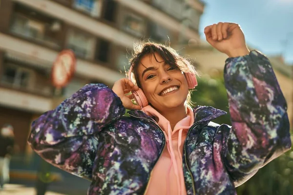 Młoda Latynoska Sportowa Kobieta Uśmiecha Się Szczęśliwa Używając Słuchawek Tańczących — Zdjęcie stockowe