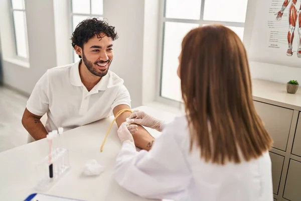 Doktor Üniforması Giyen Kadın Erkek Klinikte Kan Tahlili Yaptırıyor — Stok fotoğraf