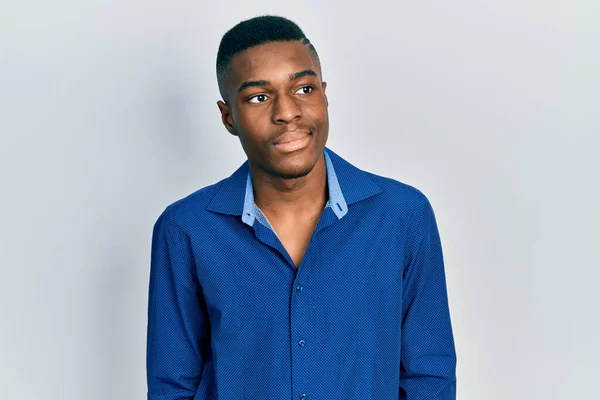 Afro Amerikalı Genç Bir Adam Günlük Giysiler Giymiş Rahat Bir — Stok fotoğraf