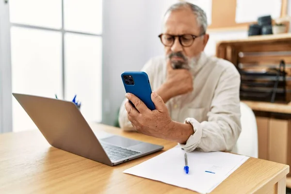 Hombre Pelo Gris Senior Usando Smartphone Que Trabaja Oficina — Foto de Stock