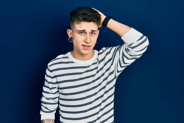 Ung Kaukasisk Pojke Med Öron Dilatation Bär Tillfällig Randig Skjorta — Stockfoto