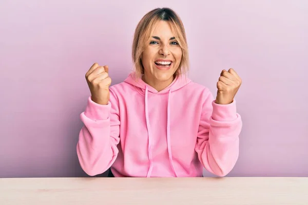 Jeune Femme Caucasienne Portant Des Vêtements Décontractés Assis Sur Table — Photo