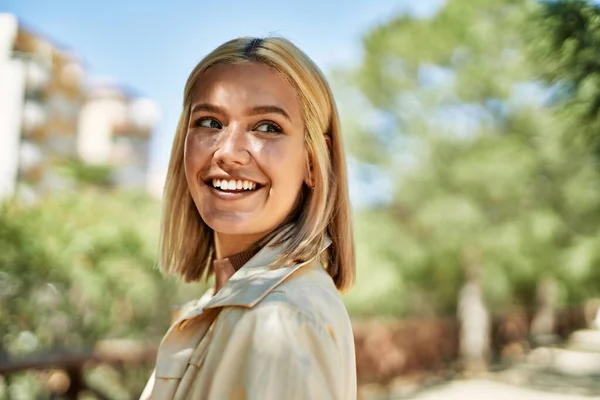 Young Blonde Girl Smiling Happy Standing City — ストック写真